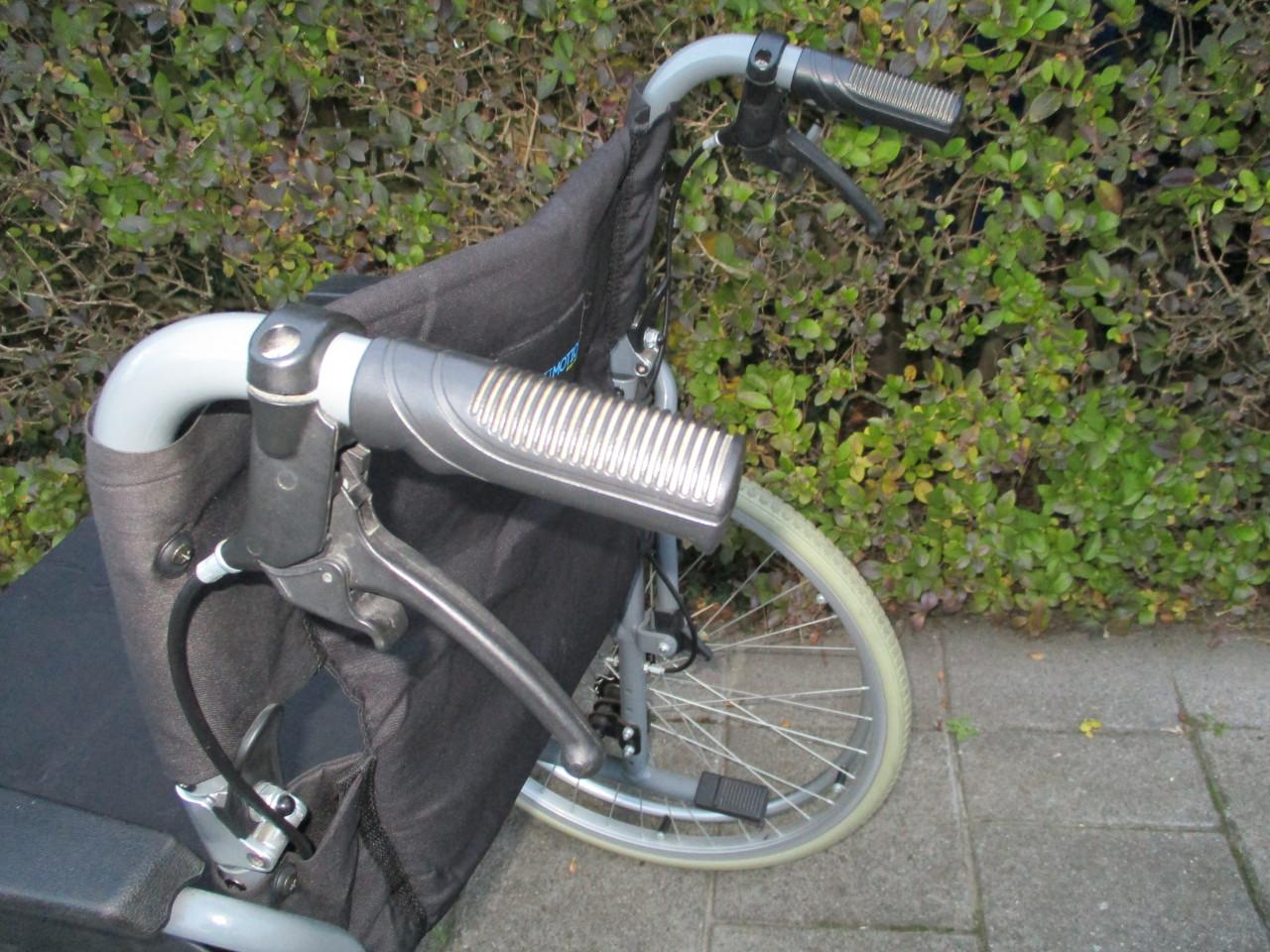 Rolstoel met handremmen en omklapbare duwhandgrepen