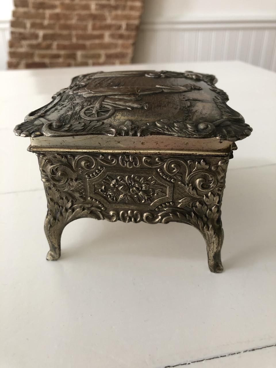 Zeer mooi gedetailleerd brocante metalen sieradendoosje op pootjes