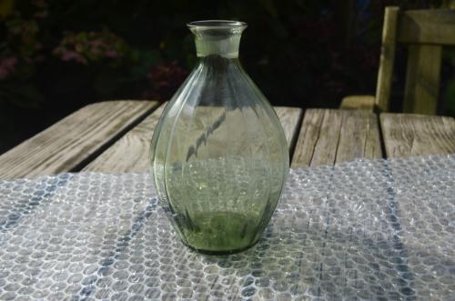 L. groen klein geblazen bolvaasje in goede staat, Copier 1932