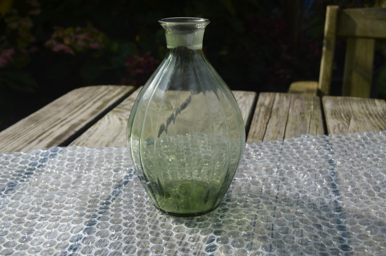 L. groen klein geblazen bolvaasje in goede staat, Copier 1932