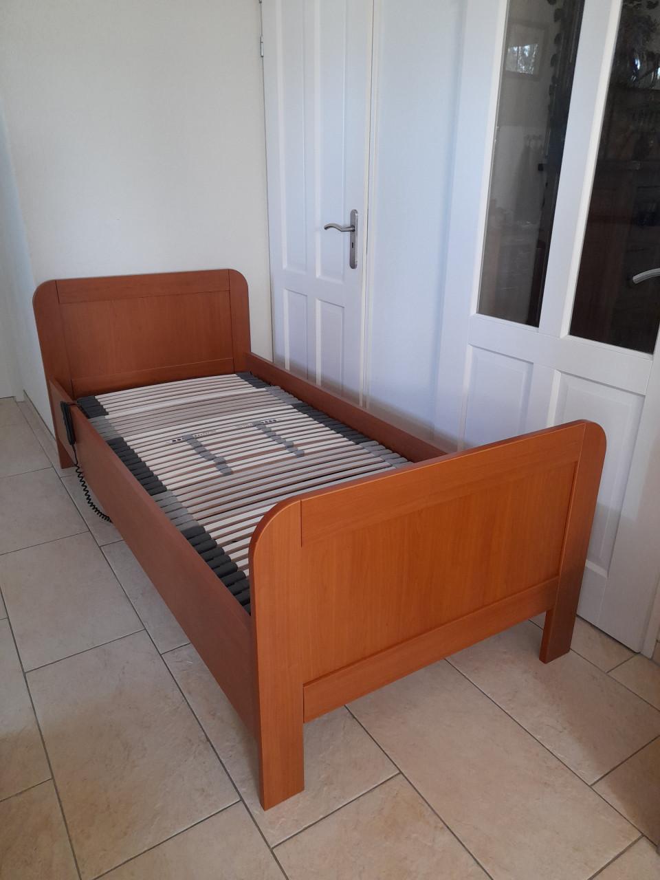 Senioren bed 90 x 200 met elektrisch verstelbare lattenbodem (z.g.a.n.)