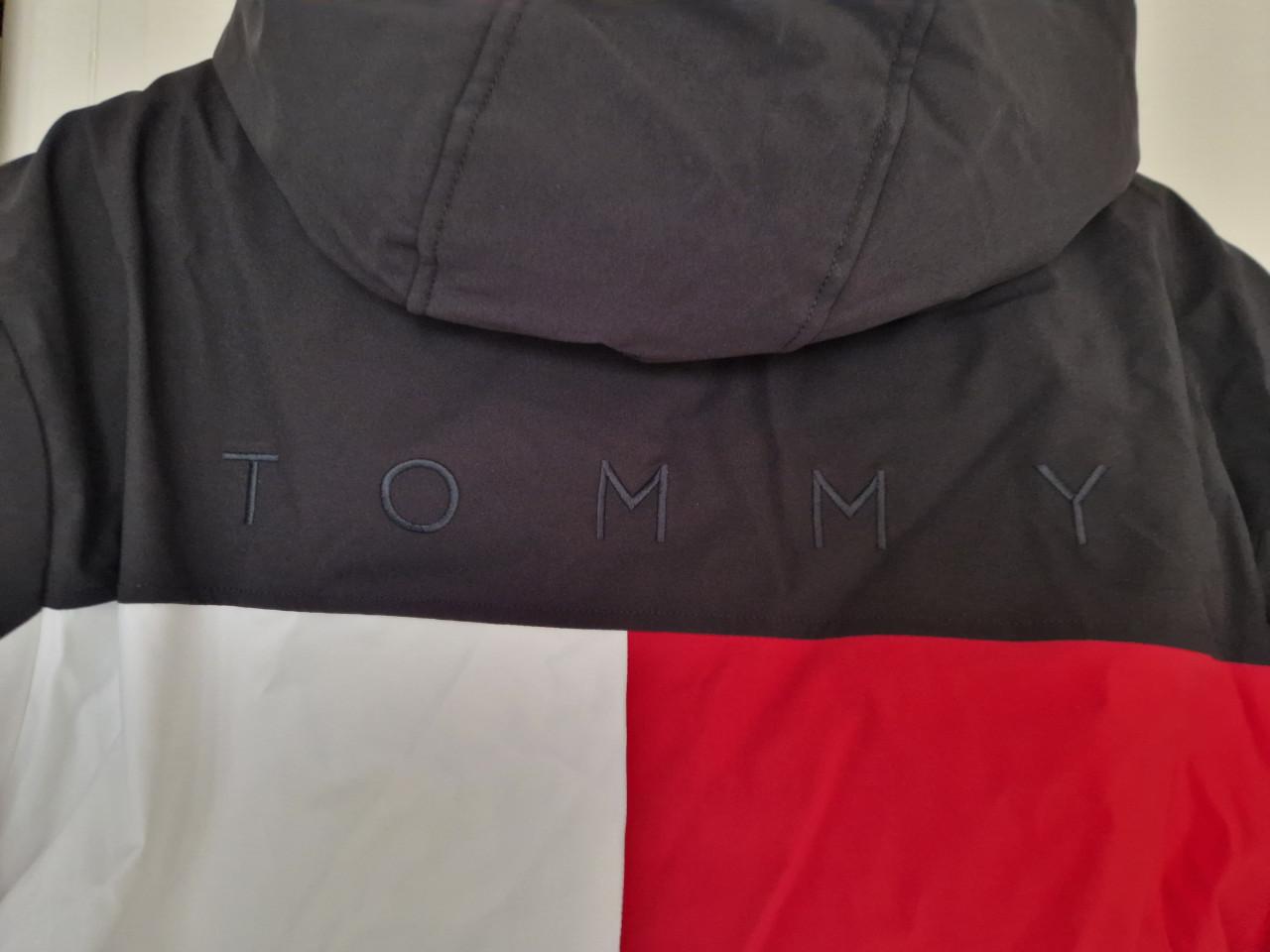 Gloednieuwe Tommy Hilfiger cropped puffer jas