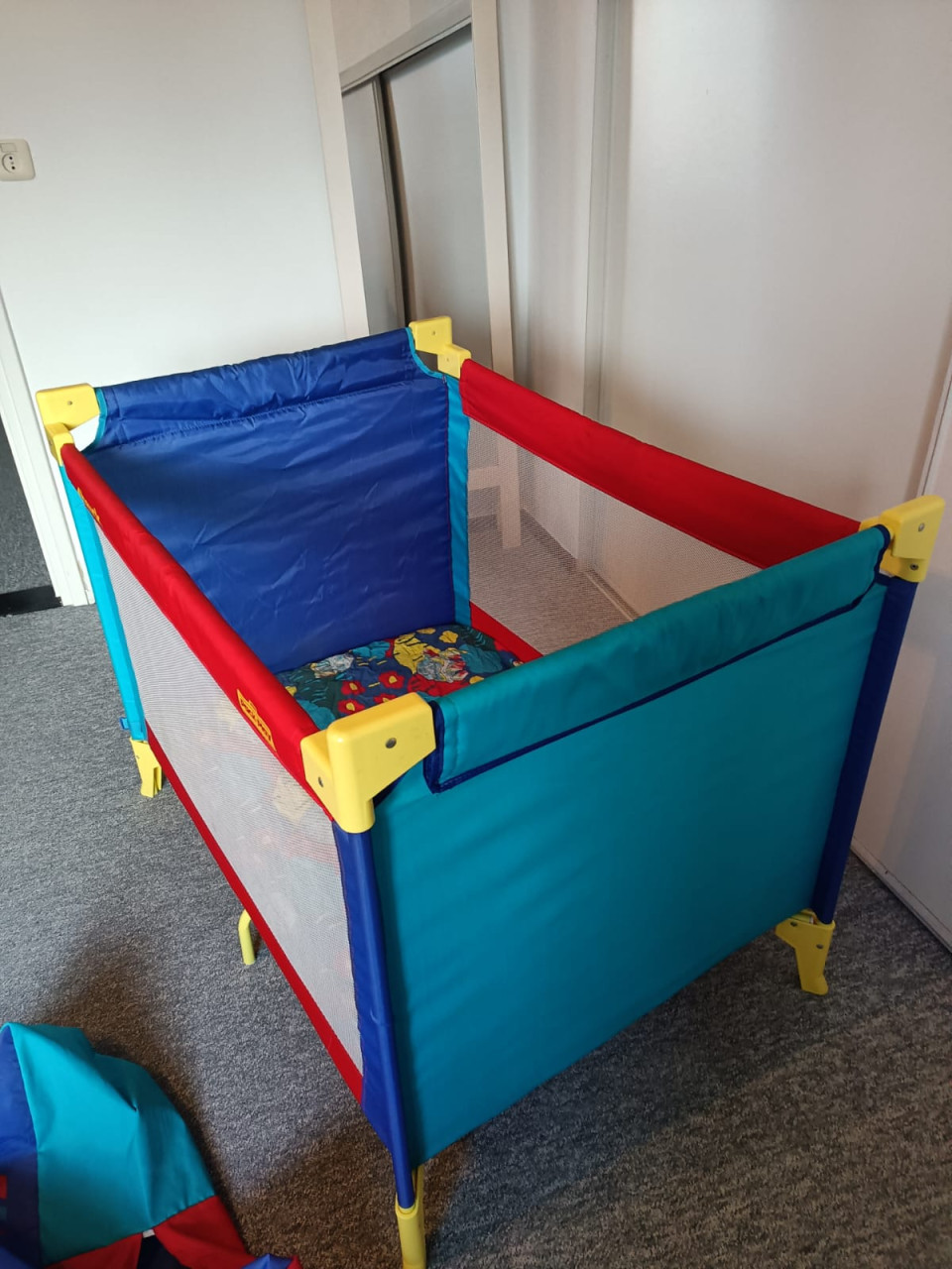 Campingbedje met matras en laken en opbergtas