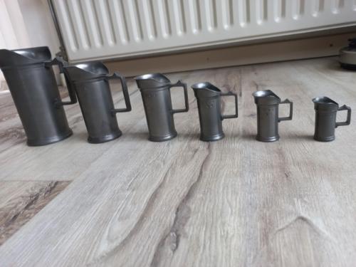 Set tinnen maatbekers