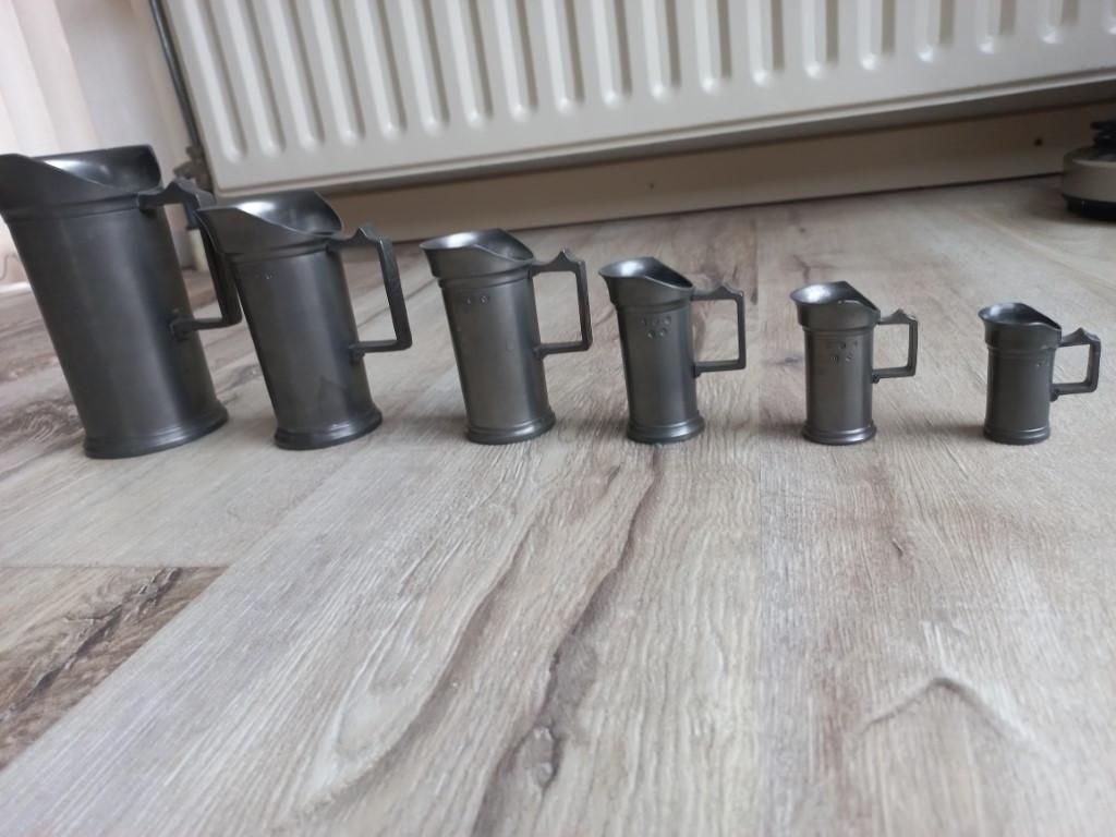 Set tinnen maatbekers