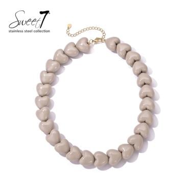 Halsketting met beige hartjes en goudkleurige sluiting