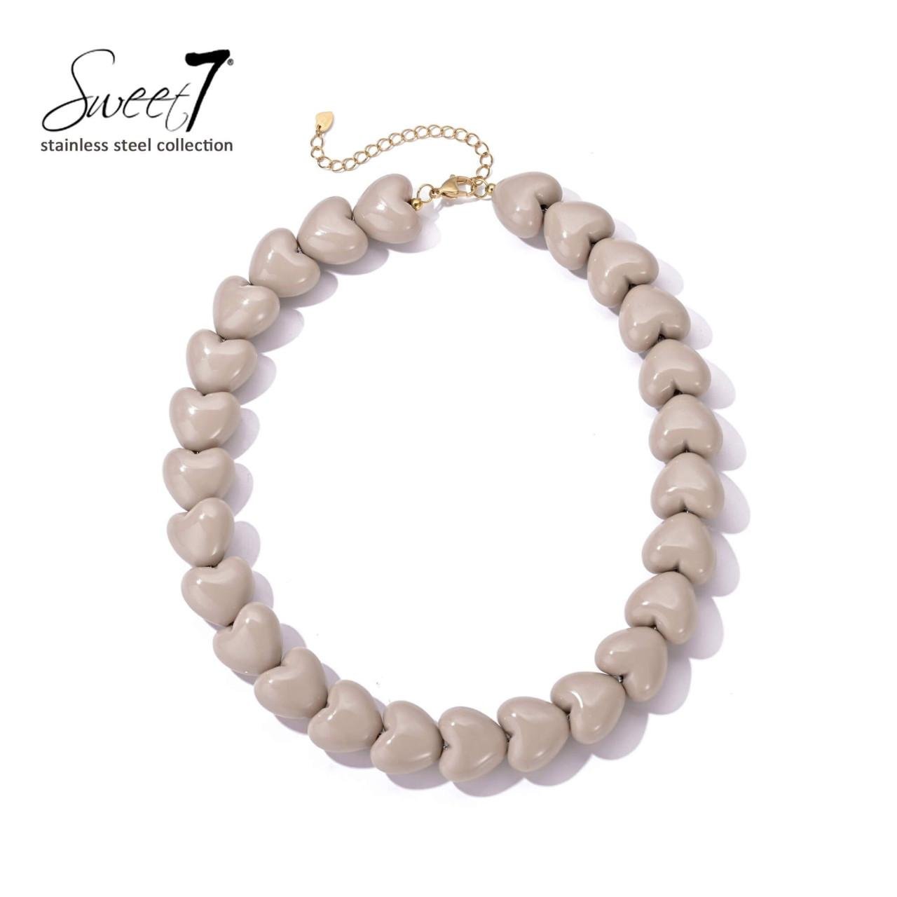 Halsketting met beige hartjes en goudkleurige sluiting