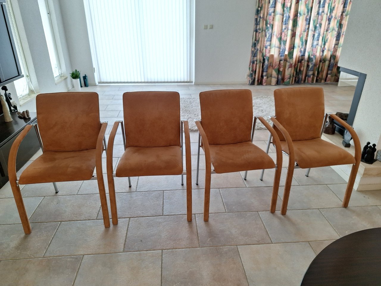 Vier eetkamer stoelen alcantara