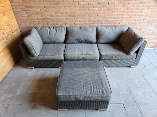 Vierdelig loungeset voor de tuin, met kussens.