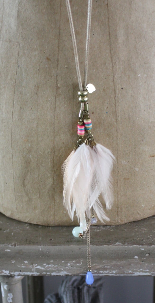 Ketting met veren en kralen
