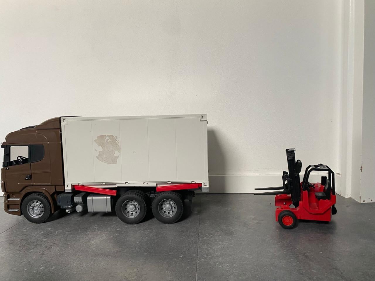 Vrachtwagen met kooiaap (Bruder)