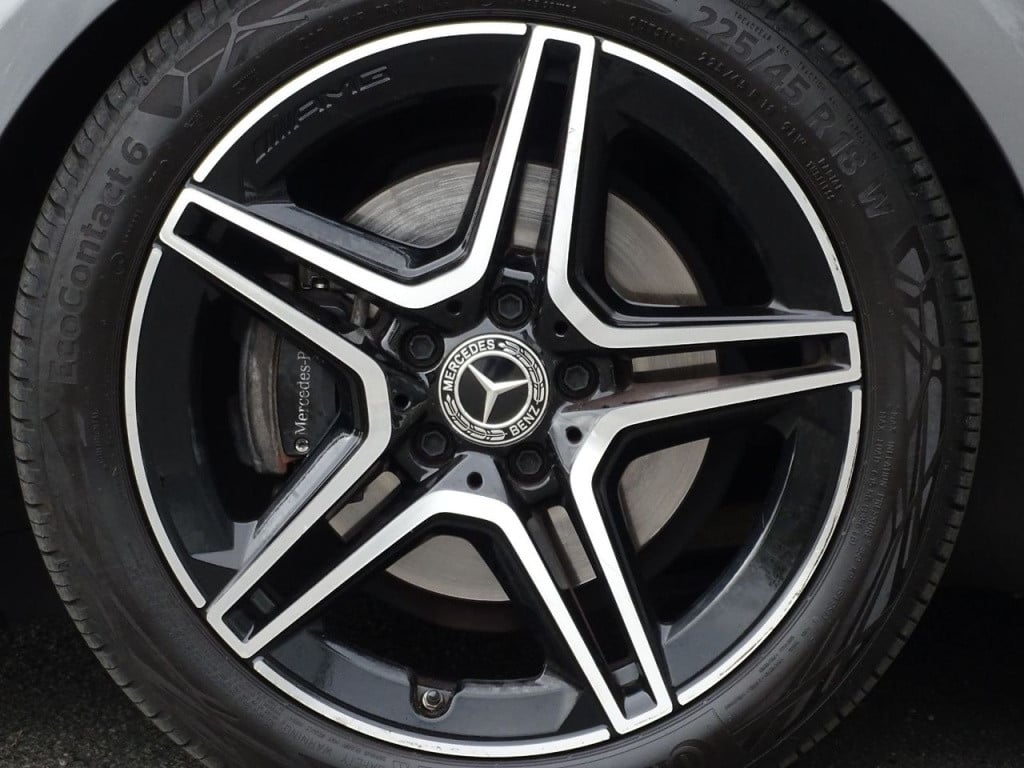 Mercedes-Benz A-Klasse 180 business solution amg | pano | led | el trekhaak