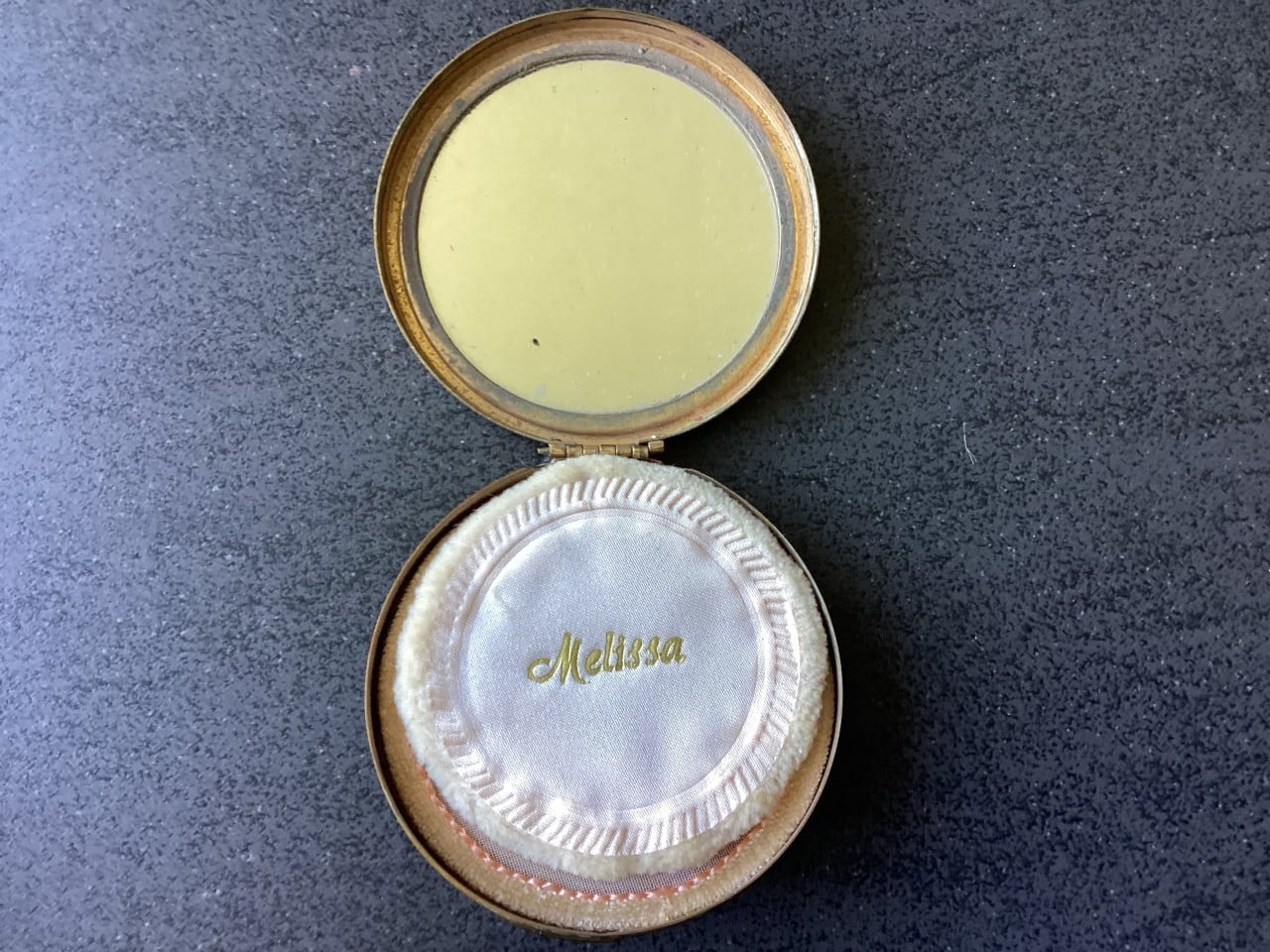 Vintage poederdoosjes. Aansteker. vergrootglas