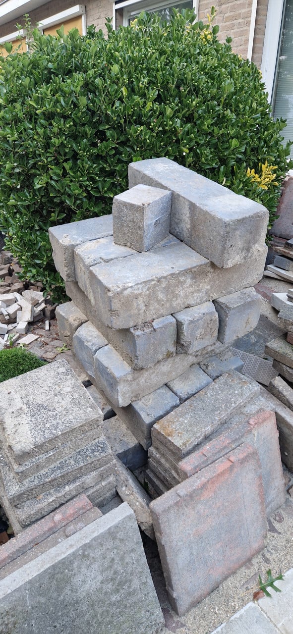 Diverse tuin tegels beton blokken en houtpellet
