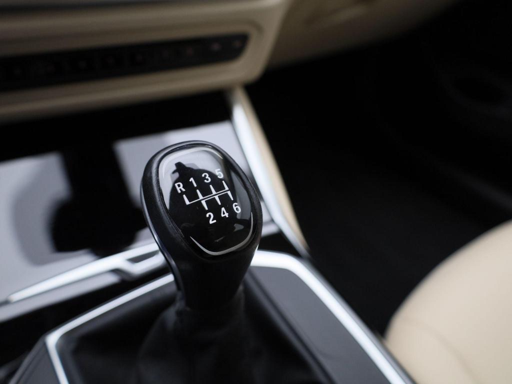 BMW 3-serie 318i business edition | virtual cockpit | navigatie | leder | c