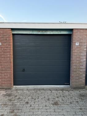 Te koop garagebox met nieuwe roldeur in Goes