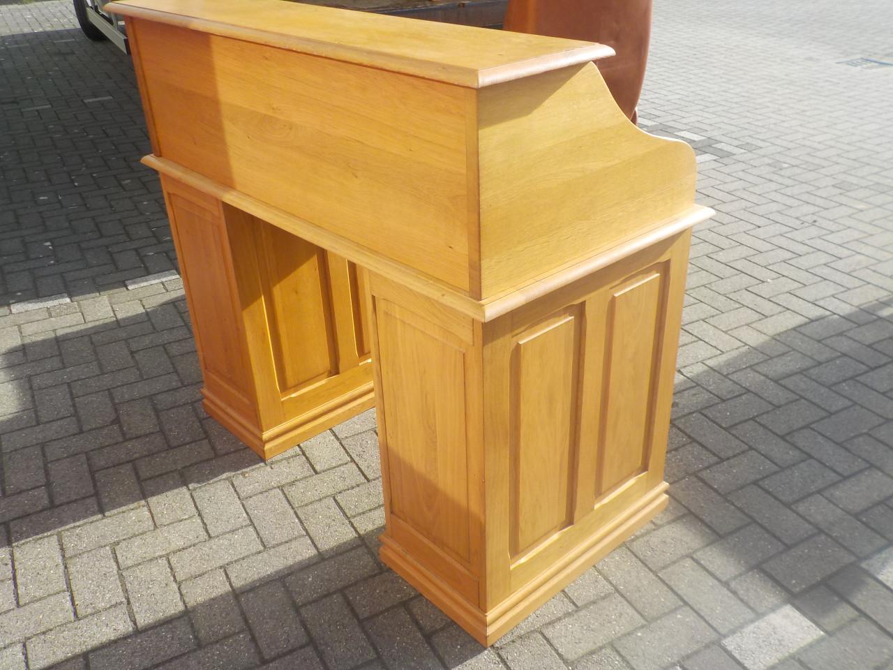 Geheel massief eiken secretaire in zeer goede staat met diepe laden