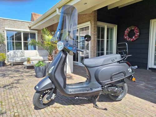 BTC Riva Felice scooter matzwart 2021