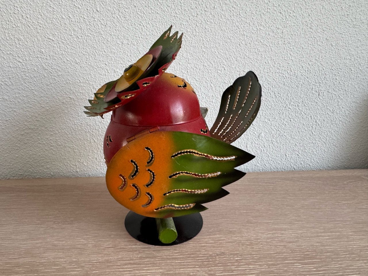 Handgemaakte, kleurrijke uil van gerecycled blik