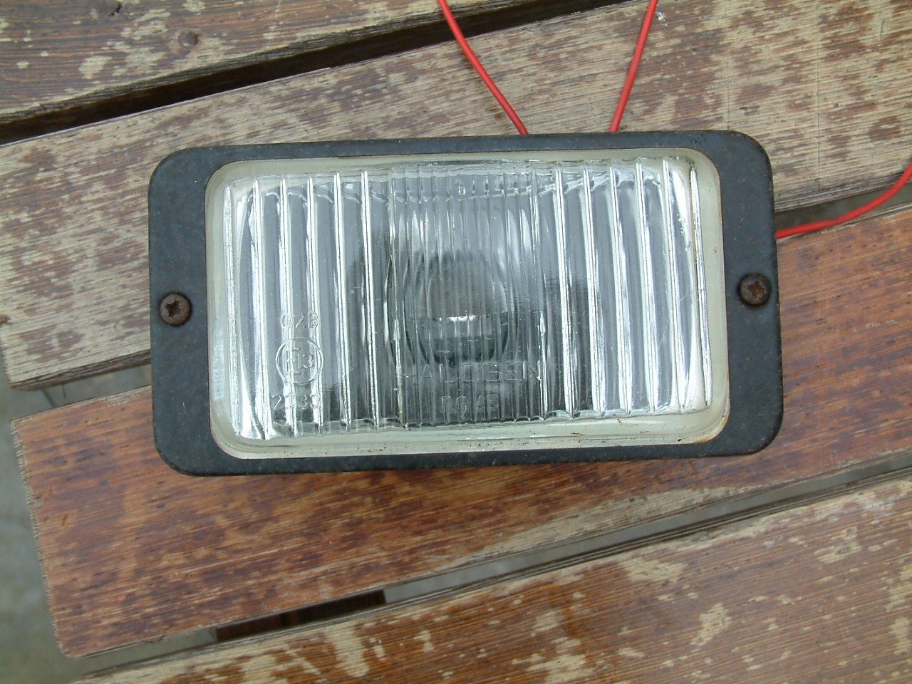 2 oudere lampen voor auto -motor  bumper of grill  1 hella