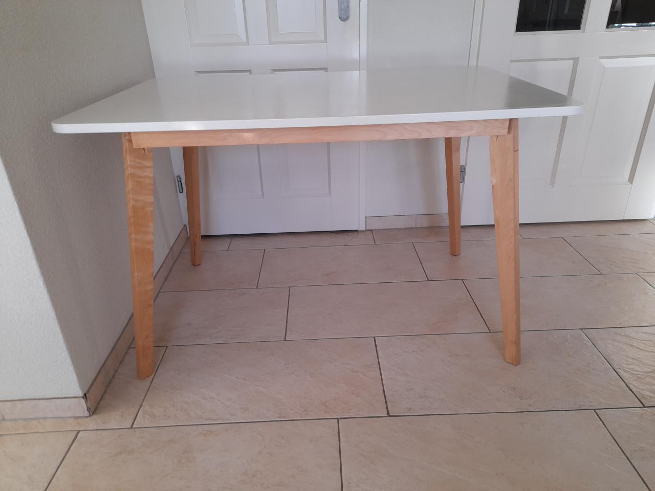 Leuke tafel  80 x 120 x 76H ( in goede staat )