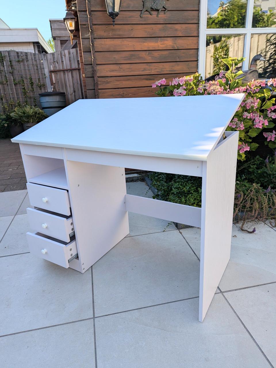 Bureau met verstelbaar bovenblad en laden
