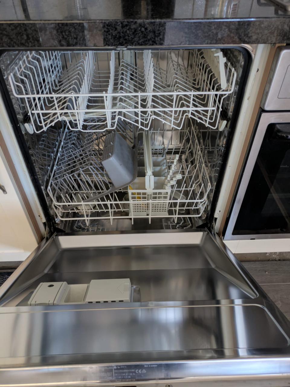 Keuken kastjes, vaatwasser ( Siemens ), gasfornuis/ oven ( Pelgrim )