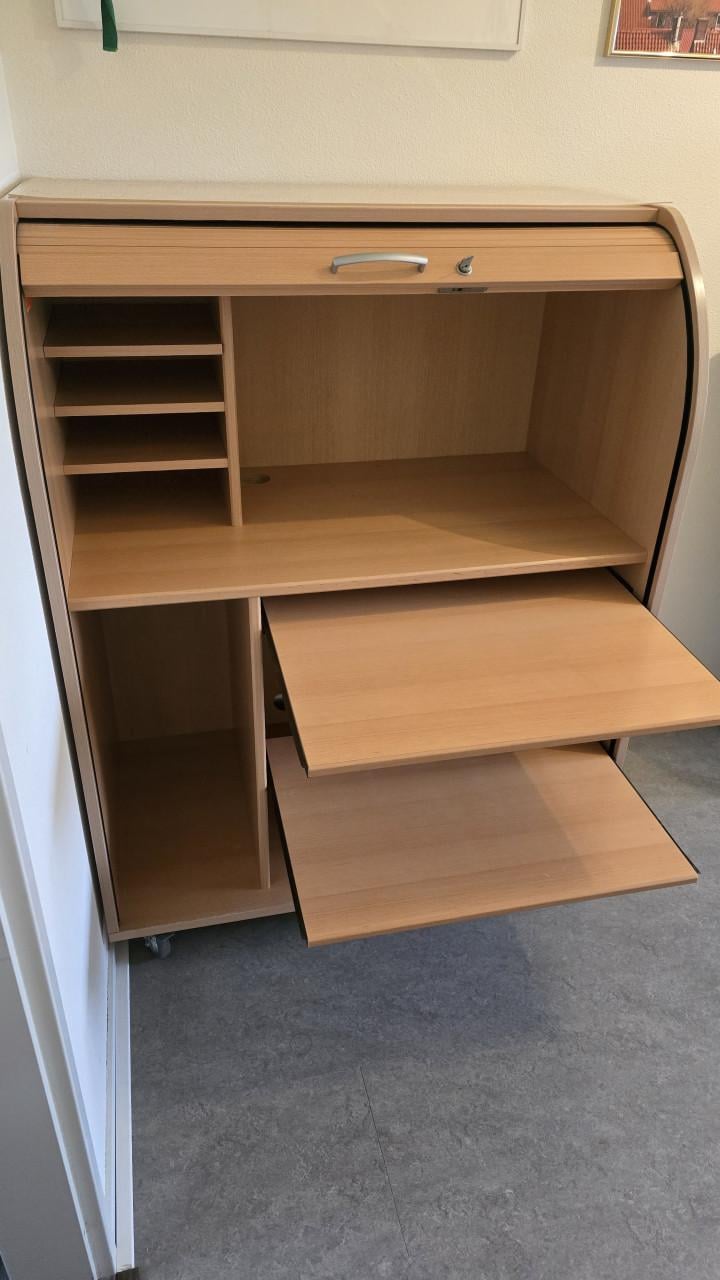 Computerkast van goede kwaliteit met roldeur en slot