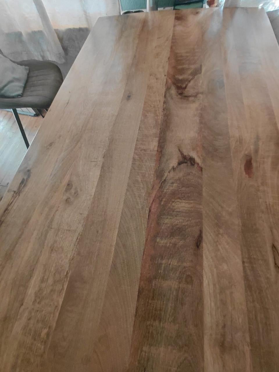 Robuuste eettafel nieuwstaat