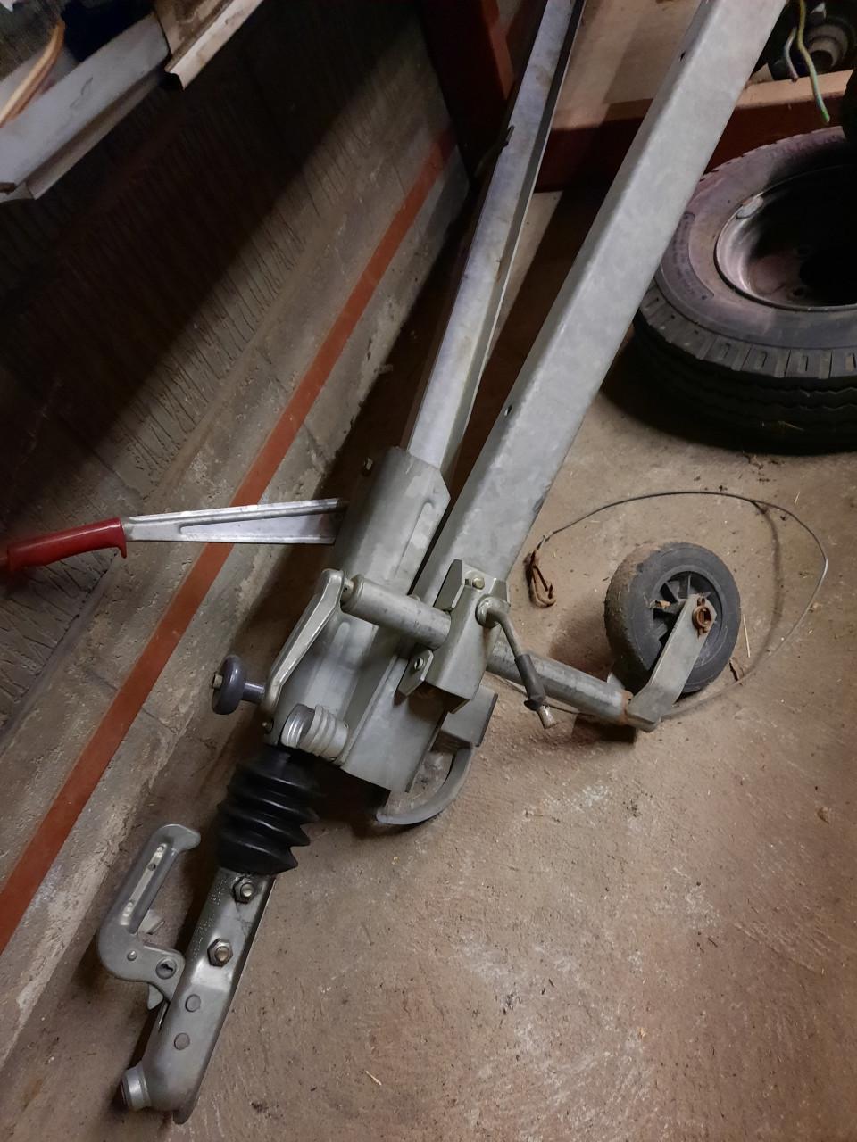 Aanhanger trailer onderstel geremde as met dissel en neuswiel