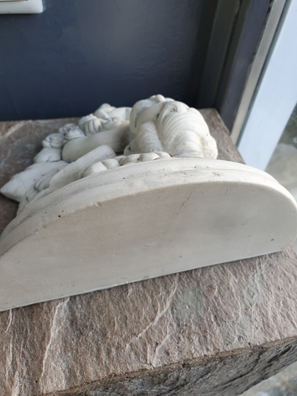 Prachtige witte vintage Wandconsole van een engel in goede staat...