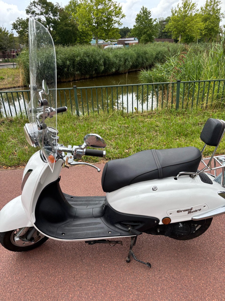 Grand Retro scooter