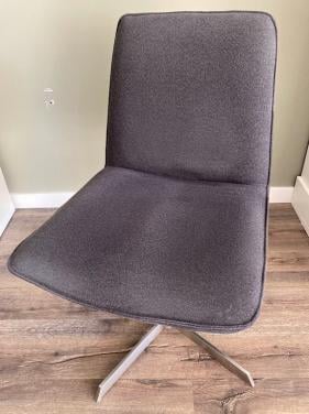 Donkergrijze (lounge)stoel /draaifauteuil