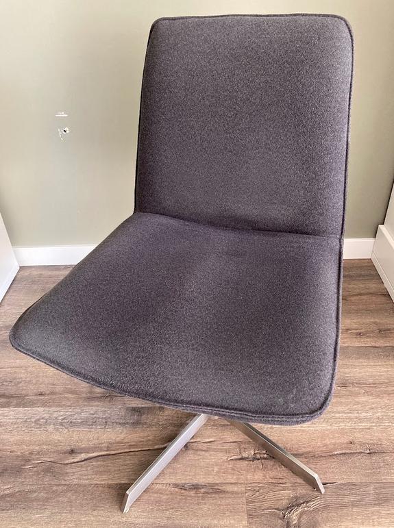 Donkergrijze (lounge)stoel /draaifauteuil