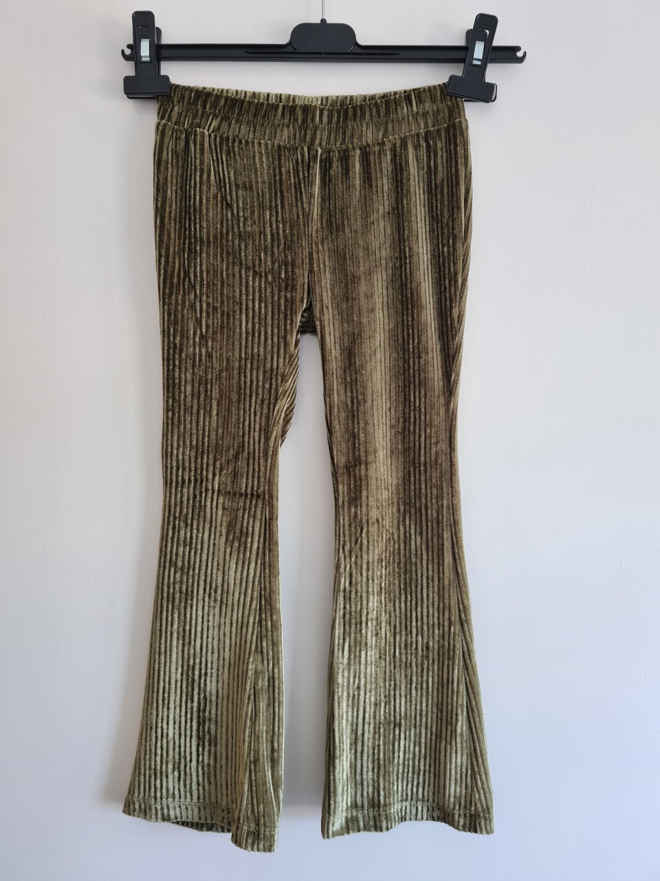 Kaki groene zachte ribbel flared broek Maat 116