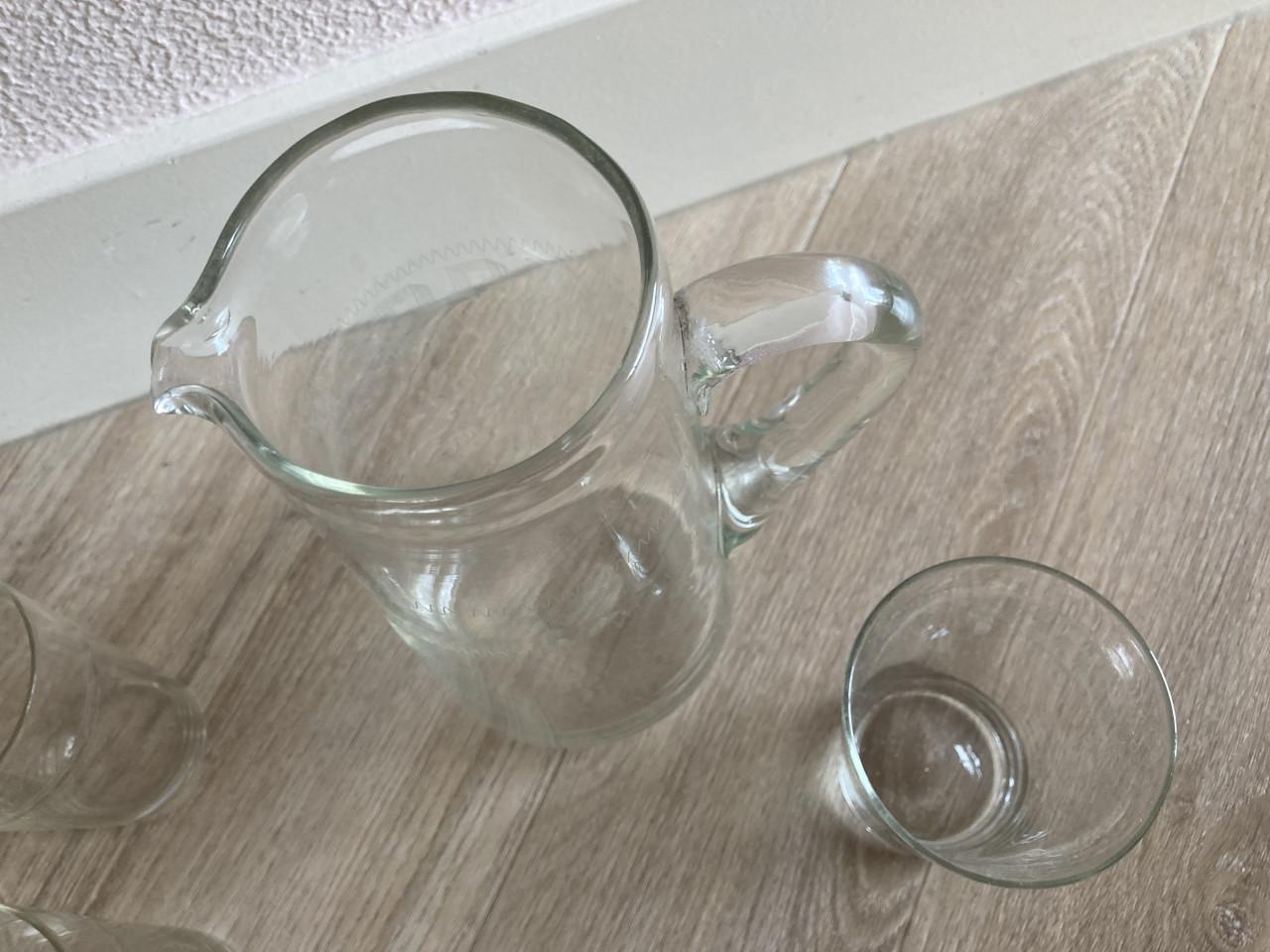 Oud glaswerk karaf en 4 glazen