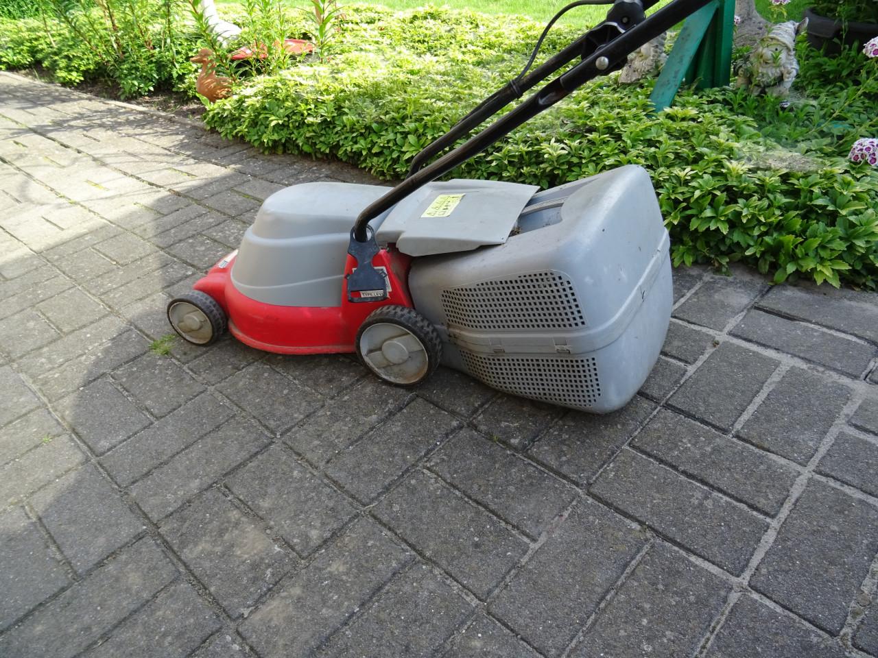 Te koop gazon maaier op 220 volt de stekker er in en maaien