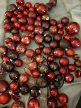 107  RODE KERSTBOOM GLAZEN BALLEN  -  RODE GLAZEN PIEK NIEUW IN DE DOOS )