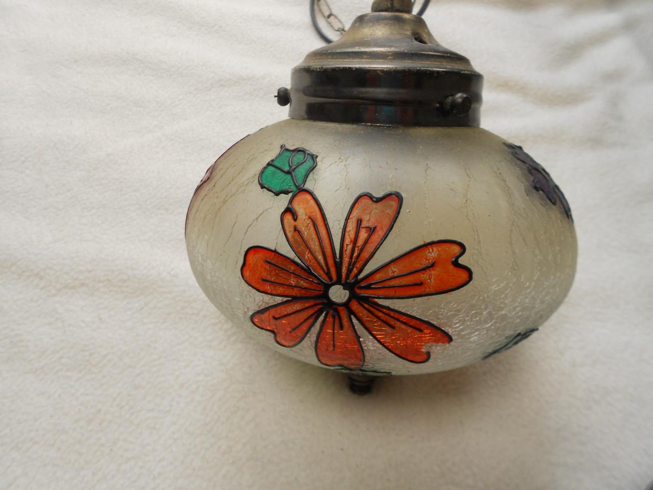 Vintage hanglamp met vijf glazen gekleurde bollen.