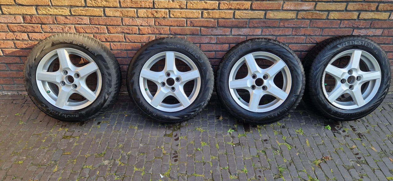 Set 15 inch lichtmetalen velgen met Vredestein Snowtrac 3 banden