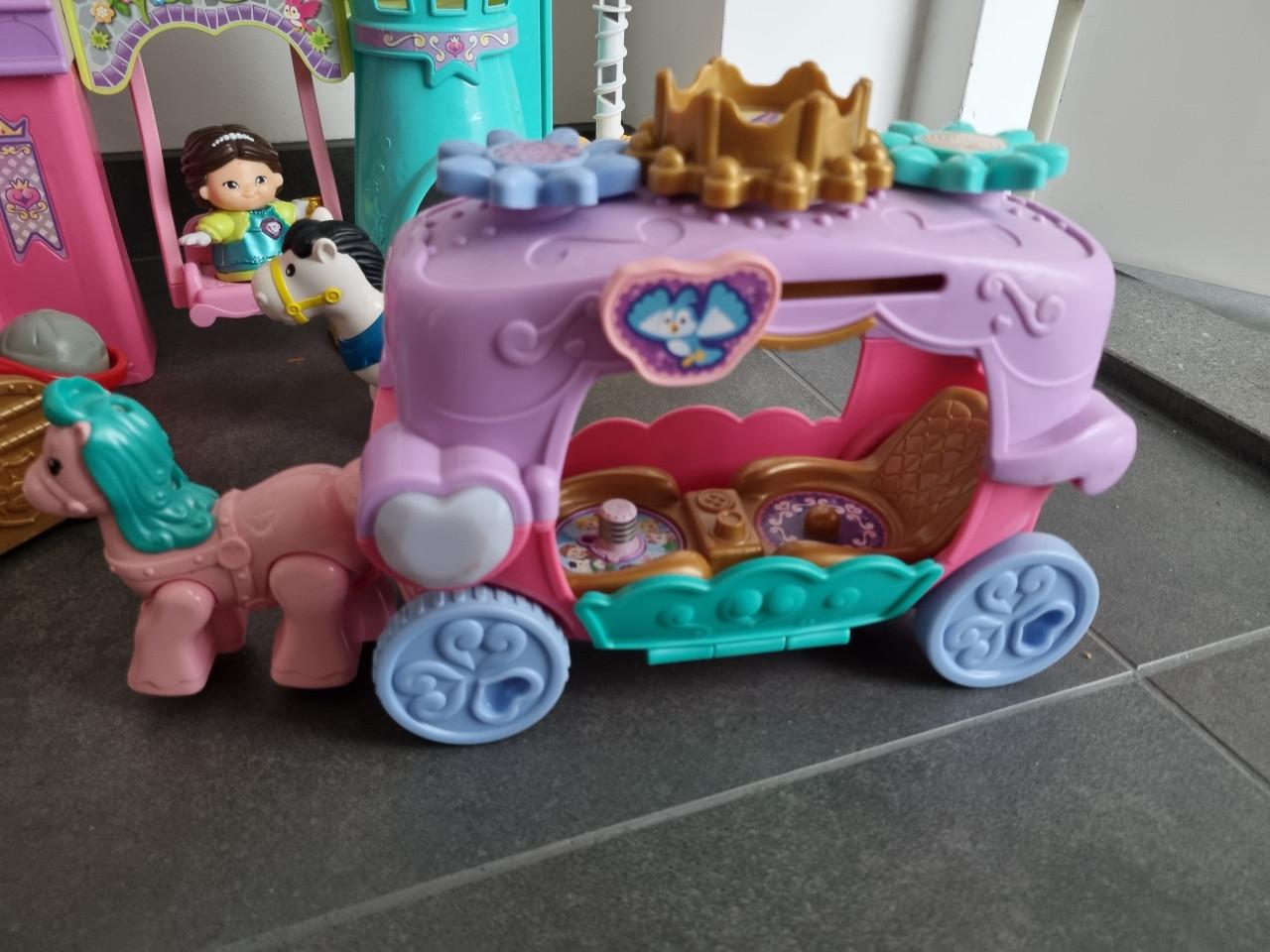 Kasteel met poppetje en paarden