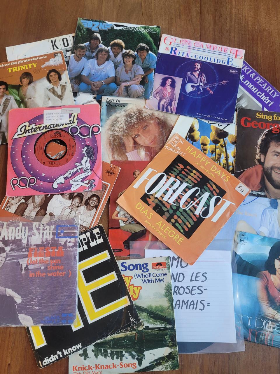 Stapel van 70 POP singles