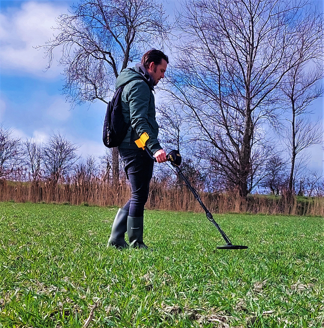 Metaaldetectie activiteiten op landerijen en akkers