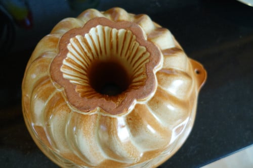 Vintage aardenwerken tulbandvorm 24 cm. doorsnee, 11 cm. hoog  uit jaren 60