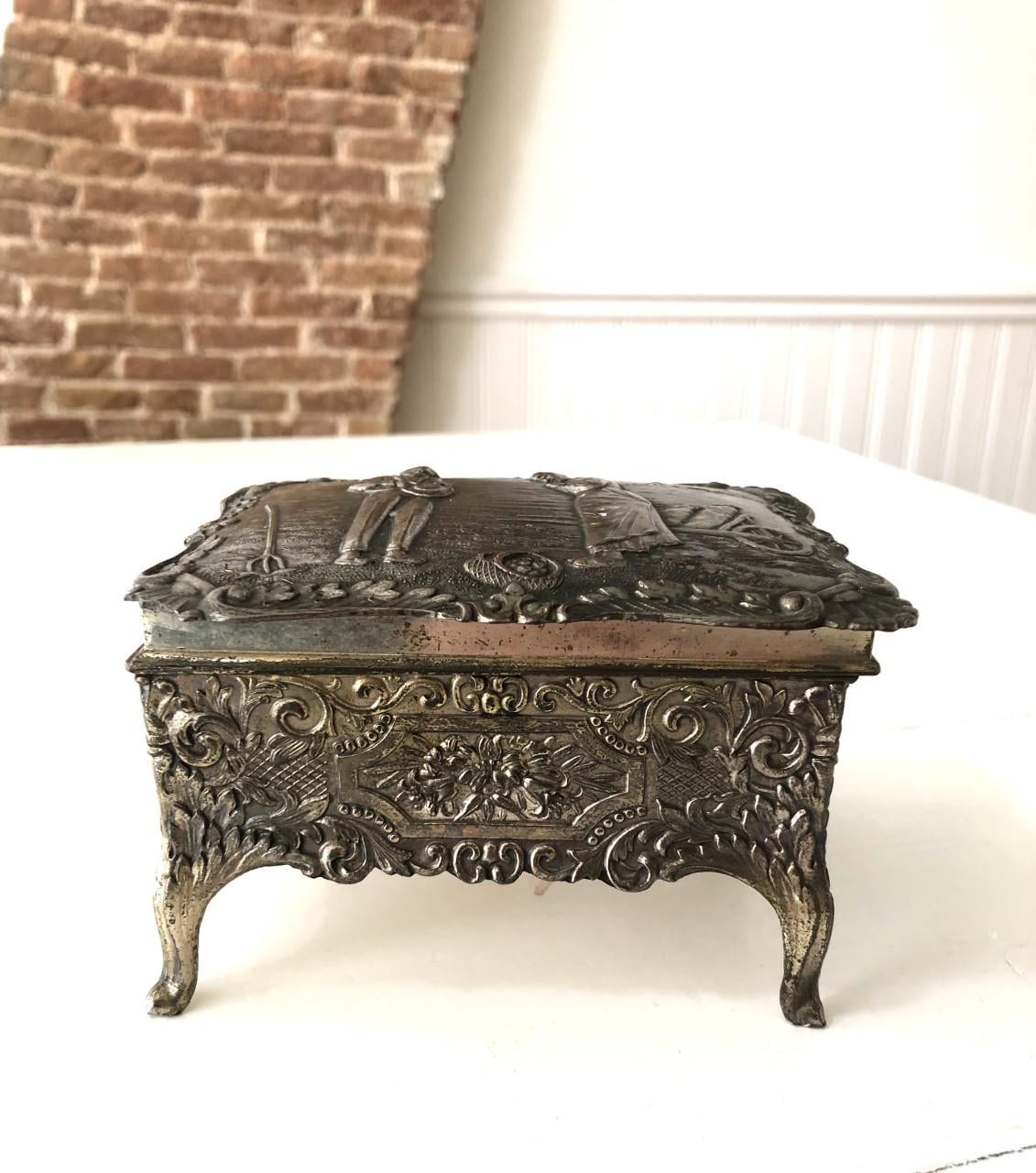 Zeer mooi gedetailleerd brocante metalen sieradendoosje op pootjes