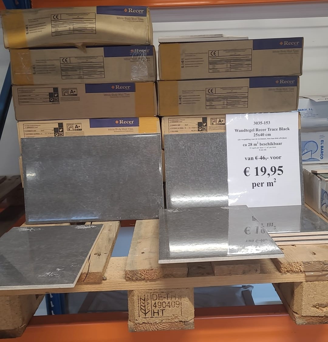 3035-153 ca 28 m² zwart glanzende tegels, 25x40 cm, van € 46,- per m² voor