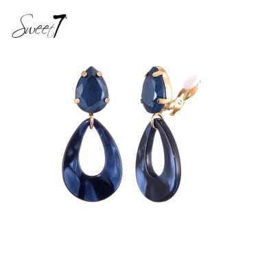 Blauwe oorclips met een marmeren look en glas steentje