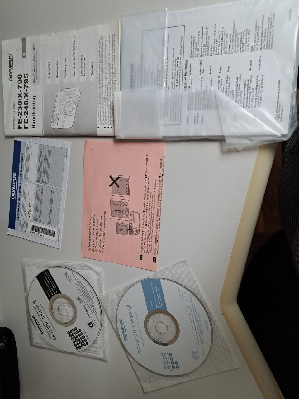 De Olympus X-790 is een robuuste, waterdichte 7.1 megapixel compact camera.