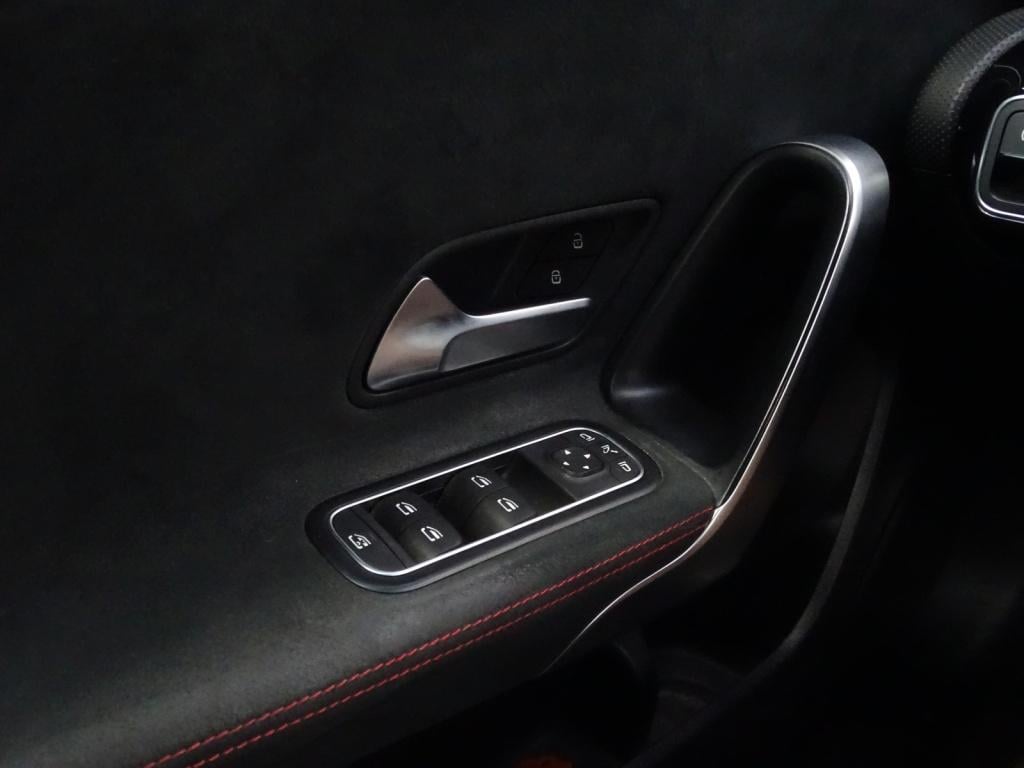 Mercedes-Benz A-Klasse 180 business solution amg | pano | widescreen