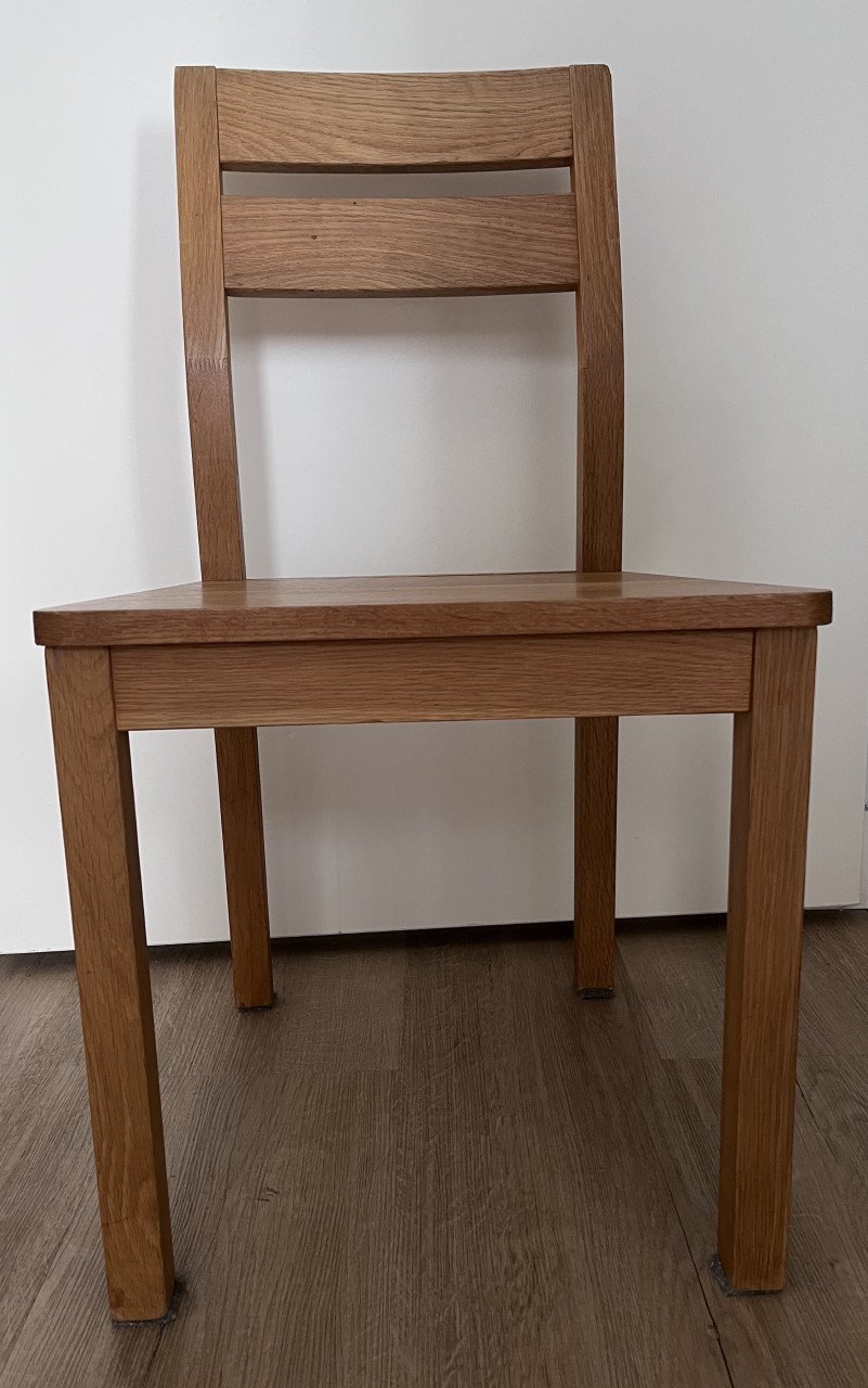 Twee houten stoelen